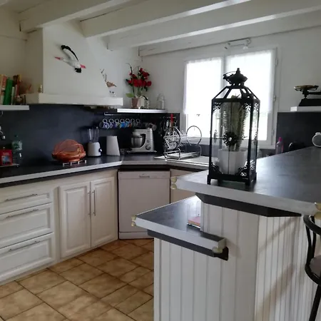 Maison Familiale Au Calme Avec Piscine En Bordure De Foret Holiday home Salles (Gironde)
