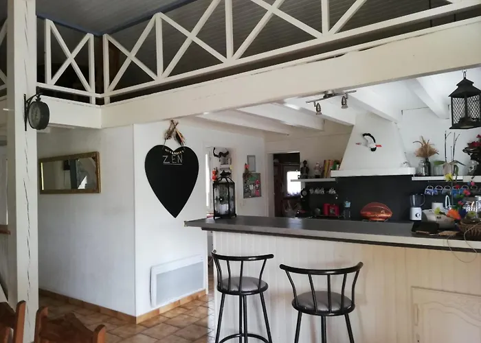 Дом отдыха Maison Familiale Au Calme Avec Piscine En Bordure De Foret *